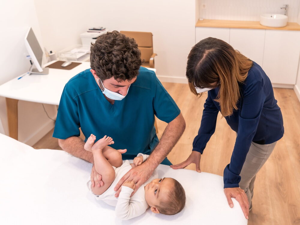 Accompagnement bien-être d’un nourrisson, en présence des parents