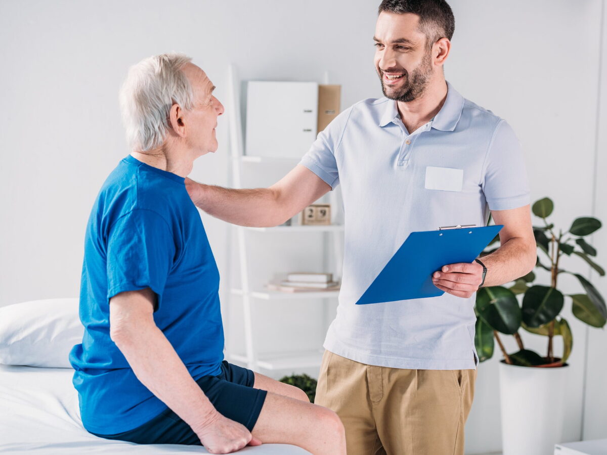 Pratique manuelle douce avec une personne âgée